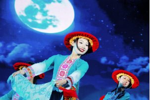 夏日晚风吹拂操场